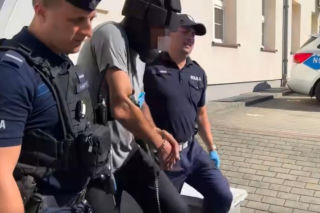 Krwawa kłótnia na Pomorzu! 43-latek wyszedł z mieszkania o własnych siłach, chwilę później zmarł 