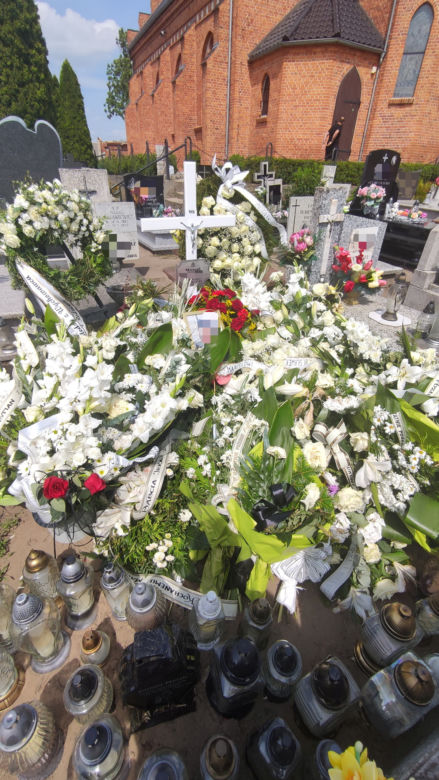 Setki białych kwiatów na grobie Marcela i znicz od rodziców ze wzruszającą inskrypcją