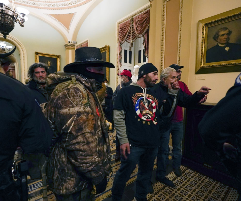 Rewolucja w USA! zwolennicy Trumpa odbili Kapitol, są OFIARY