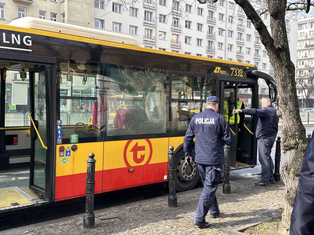 Warszawa. Autobusy miejskie ostrzelane na Marszałkowskiej. Na miejscu policja [ZDJĘCIA]