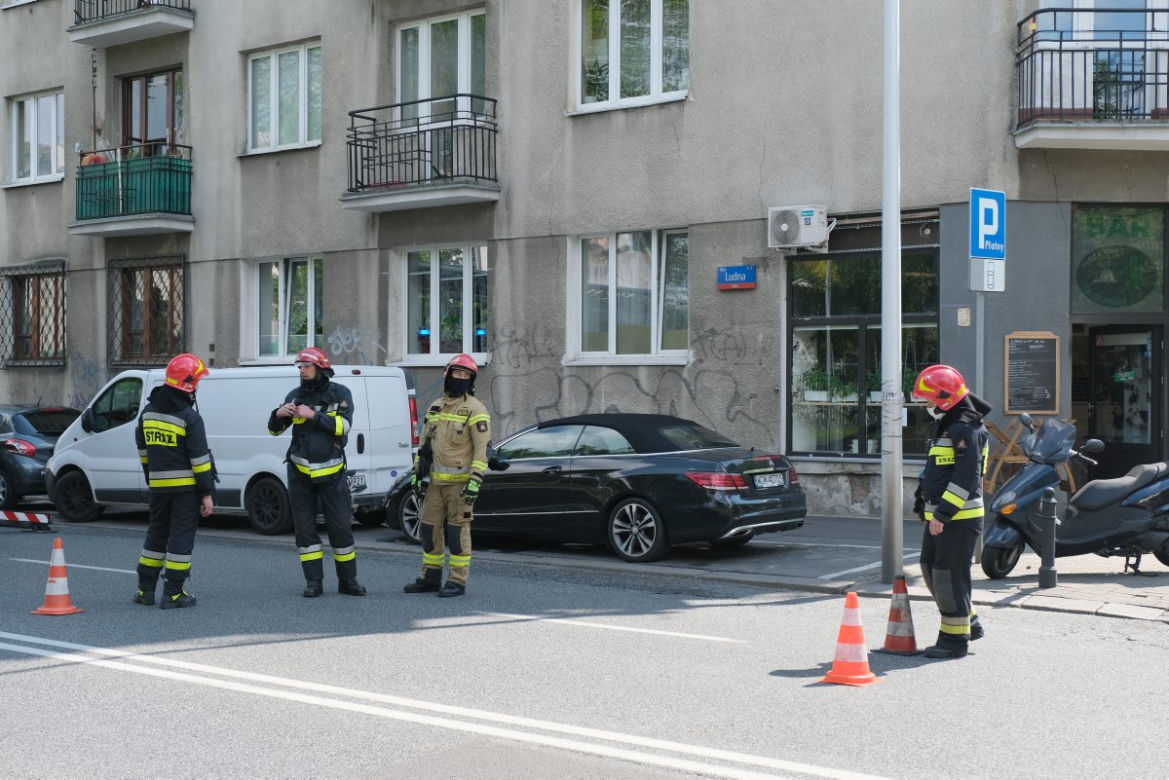  Poszukiwana kobieta zabarykadowała się w mieszkaniu