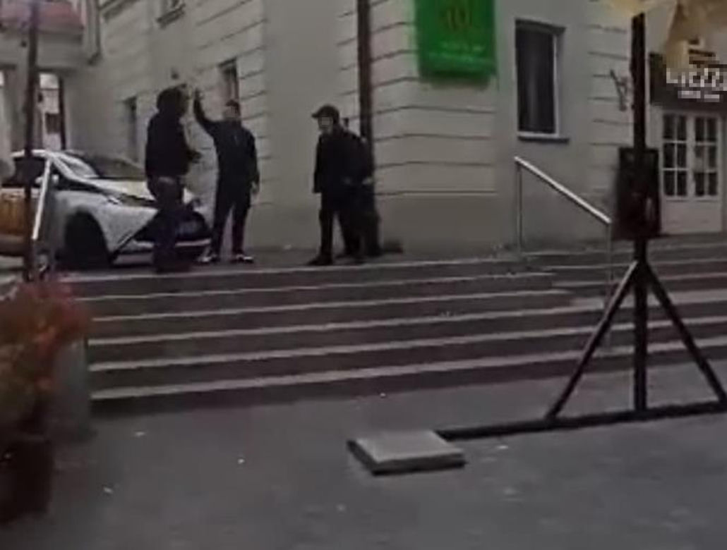 Atak nożownika pod galerią handlową w Siedlcach. Kolega dźgnął kolegę na oczach gapiów!