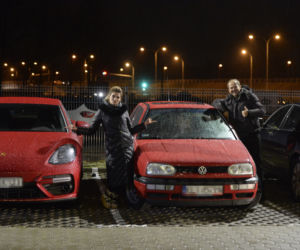 Sławomir Zapała udaje, że jeździ starym golfem