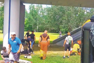 Wypadek autobusu. WSTRZĄSAJĄCA relacja świadka: Kasia zemdlała mi na rękach! Kierowca rozmawiał przez telefon