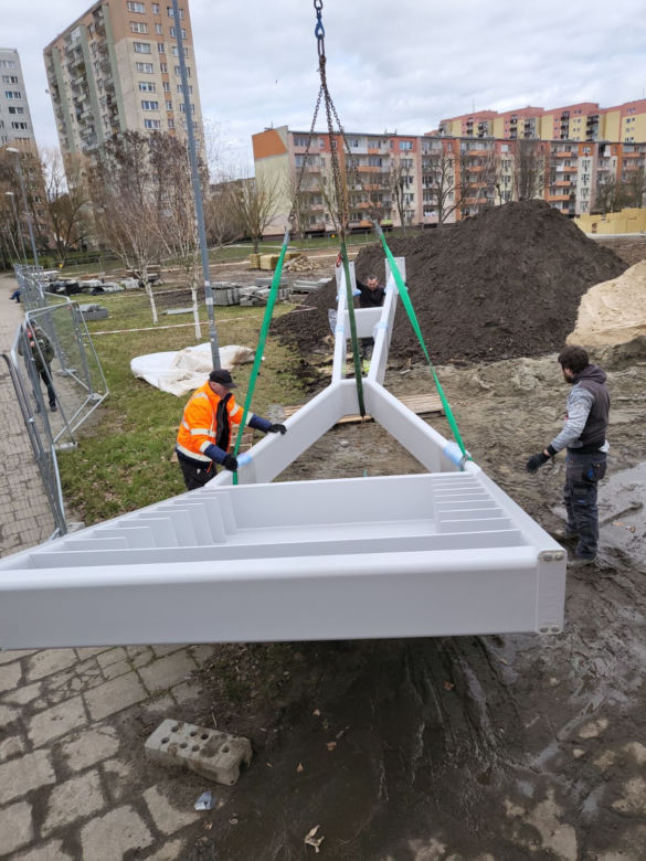 Wieża dla jaskółek na osiedlu Zawadzkiego w Szczecinie