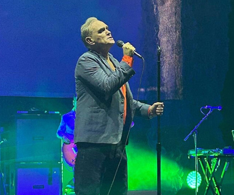 Morrissey śpiewa do mikrofonu na koncercie. O rankingu jego albumów przeczytasz na EskaRock.
