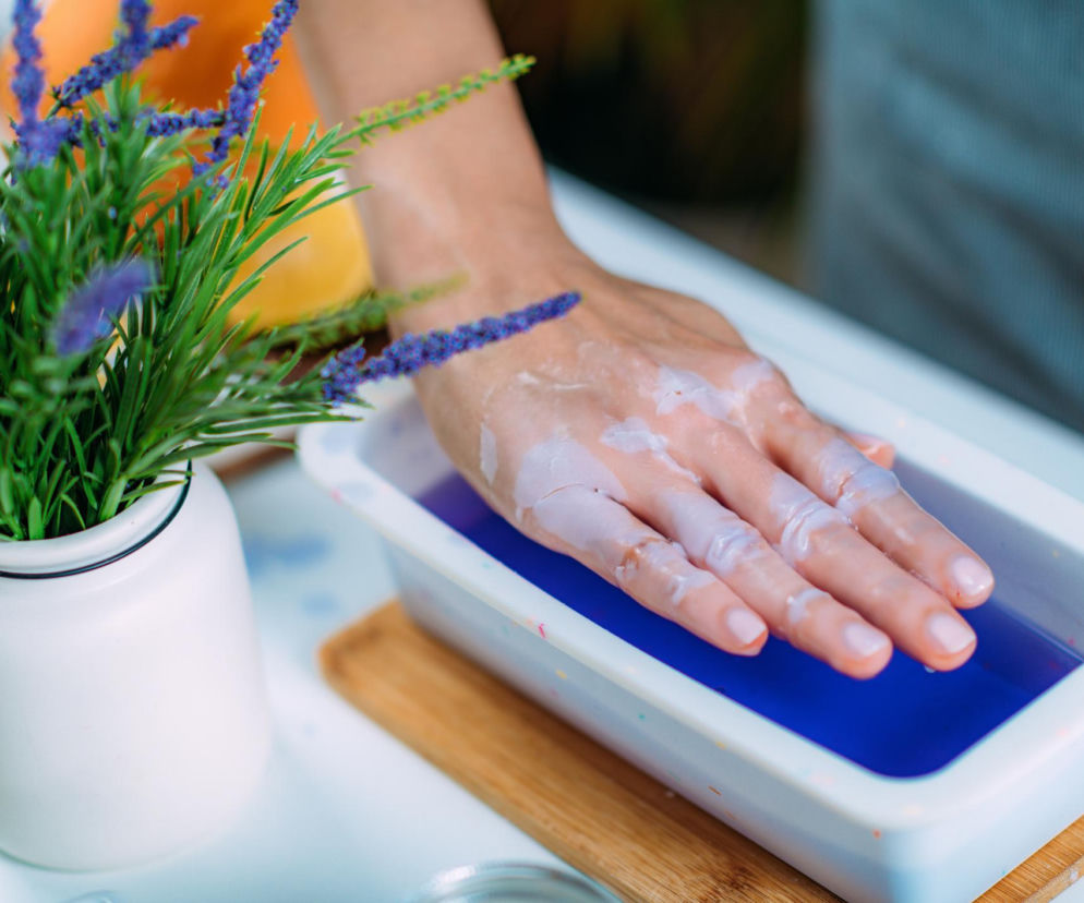 Masz szorstkie dłonie? Zapomnij o drogich zabiegach. Ten tani trik z apteki zdziała cuda w 20 minut