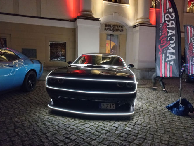 Świąteczny Zlot Amerykańskich Samochodów na Rynku w Lesznie