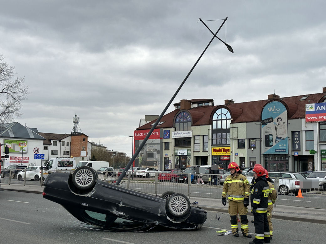 Potworne zderzenie na warszawskiej Pradze. Auto uderzyło w latarnię i sunęło po jezdni na dachu