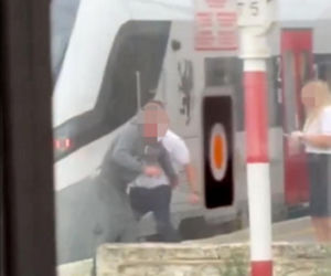 Szokujące sceny na peronie w Wejherowie! Bójka agresywnego pasażera z konduktorem