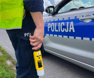 Pijany kierowca w rowie. Tłumaczył, że wybiegło mu zwierzę