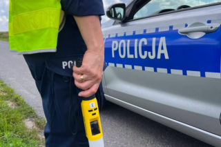 Pijany kierowca wjechał autem do rowu niedaleko Gostynia. Tłumaczył, że wybiegło mu zwierzę