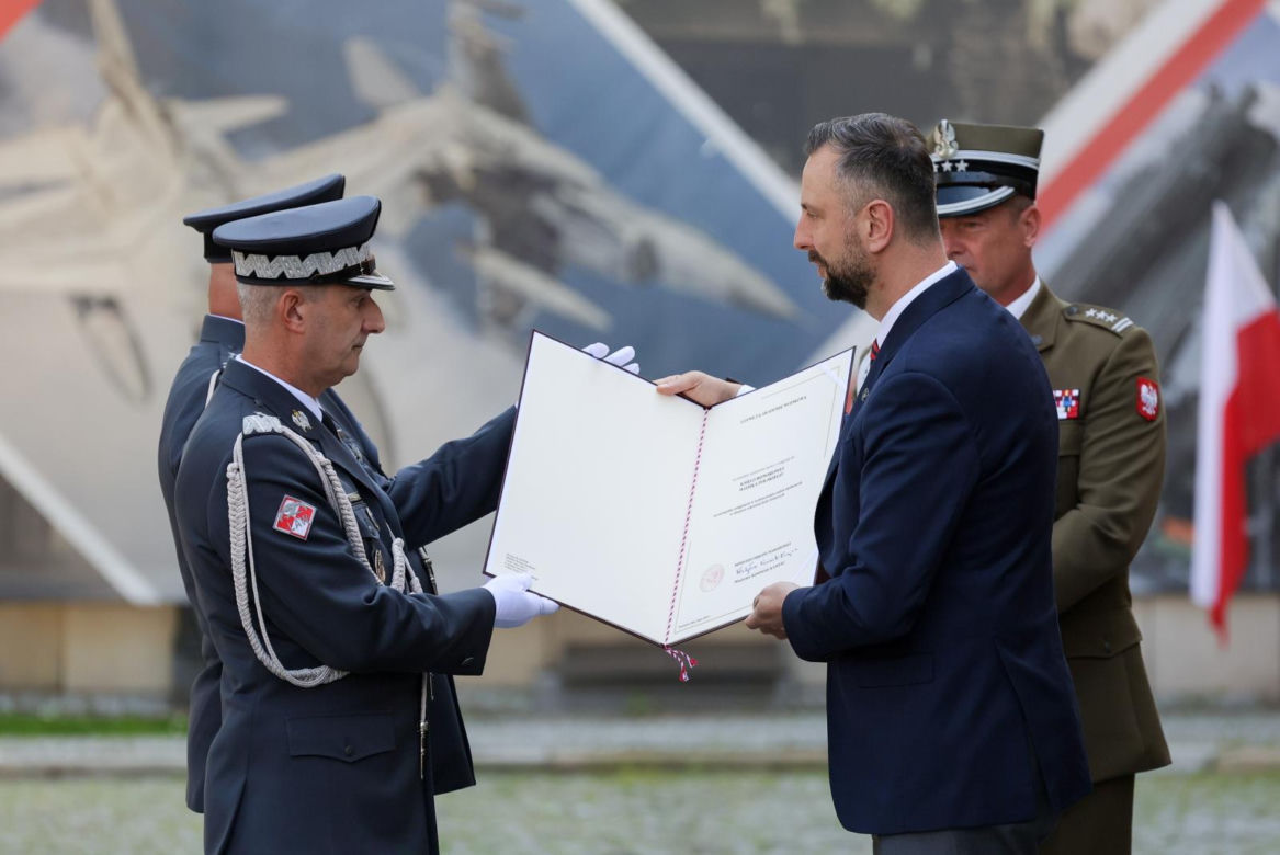 Szef MON wręczył odznaczenia żołnierzom
