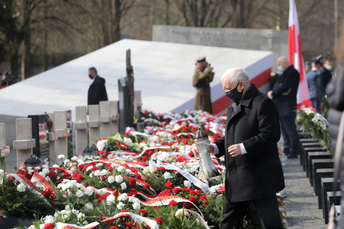 Jarosław Kaczyński podczas uroczystości złożenia kwiatów pod pomnikiem Ofiar katastrofy smoleńskiej, na pl. Piłsudskiego w Warszawie