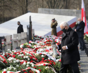 Jarosław Kaczyński podczas uroczystości złożenia kwiatów pod pomnikiem Ofiar katastrofy smoleńskiej, na pl. Piłsudskiego w Warszawie
