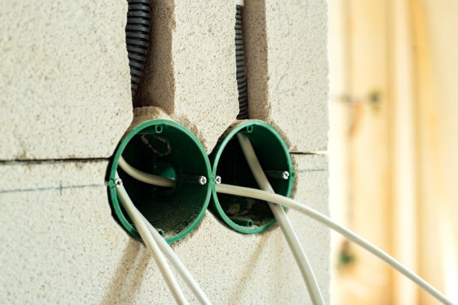 Puszki i przewody elektryczne w ścianie z gazobetonu – stan surowy