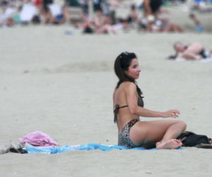 Marta Kaczyńska z mężem na plaży