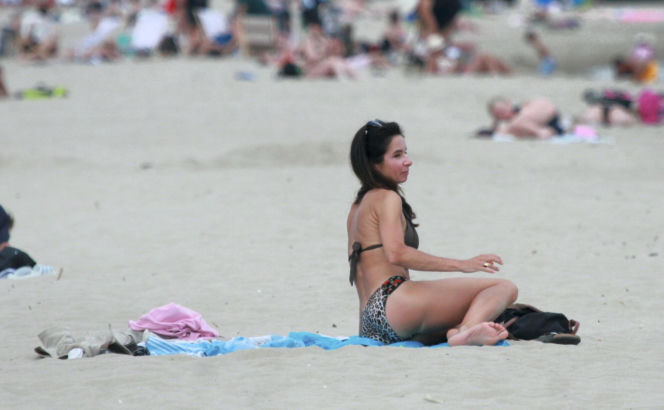 Marta Kaczyńska z mężem na plaży