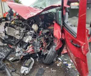 Wypadek w Stróżach. Dostawczak staranowany przez ciężarówkę