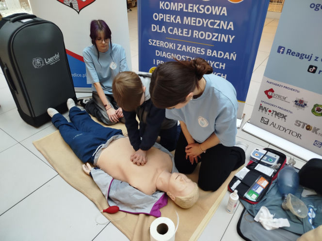 Uczennice IV LO szkolą Siedlczan z udzielania pierwszej pomocy