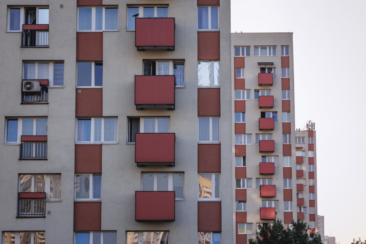 Ta architektura PRL zniknęła z krajobrazu Polski. Kolorowe bloki to dziś rzadkość [ZDJĘCIA]