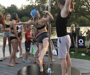 ESKA Summer City ćwiczyła pole dance na plaży razem z Pole Dance Insitute