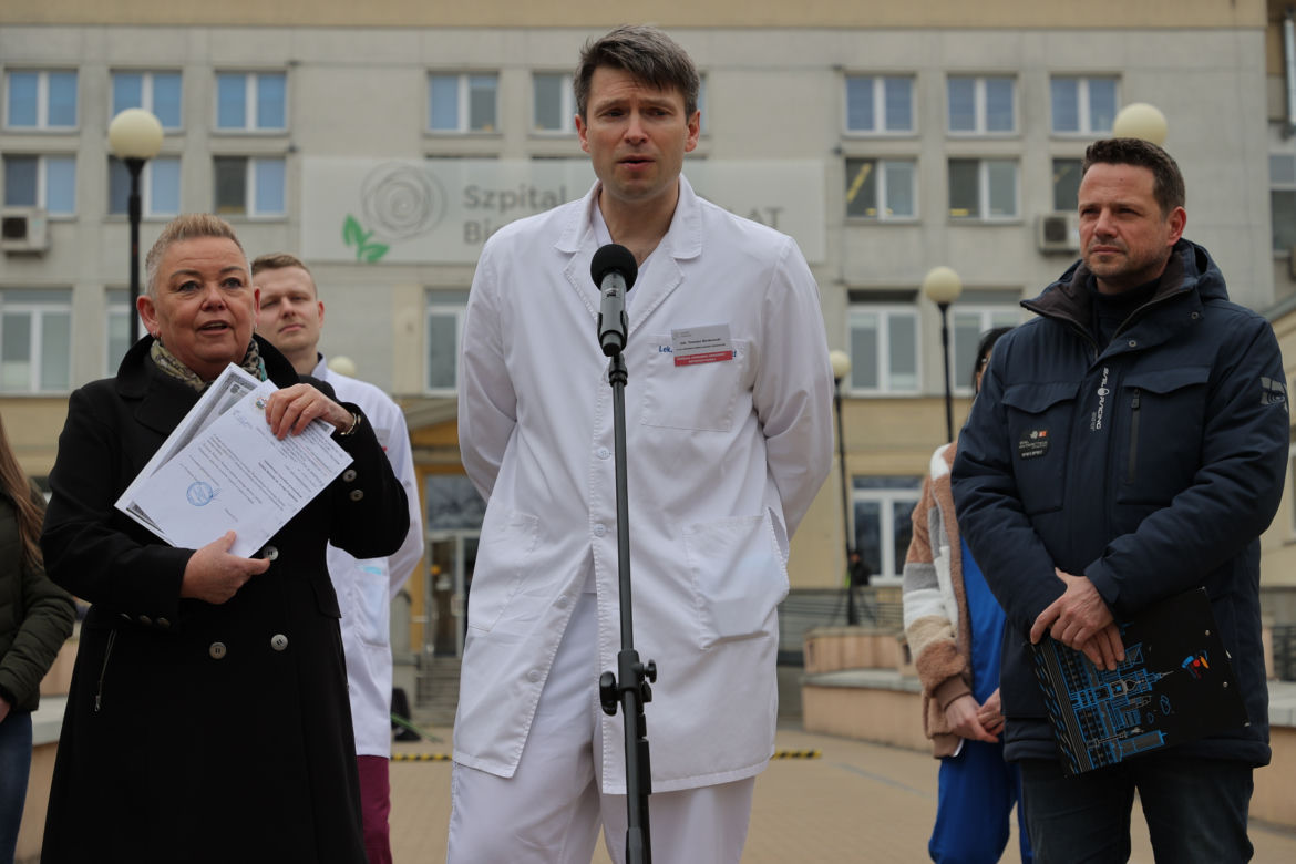 Warszawa zatrudnia medyków z Ukrainy. Konferencja Rafała Trzaskowskiego pod Szpitalem Bielańskim.