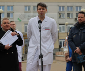 Warszawa zatrudnia medyków z Ukrainy. Konferencja Rafała Trzaskowskiego pod Szpitalem Bielańskim.