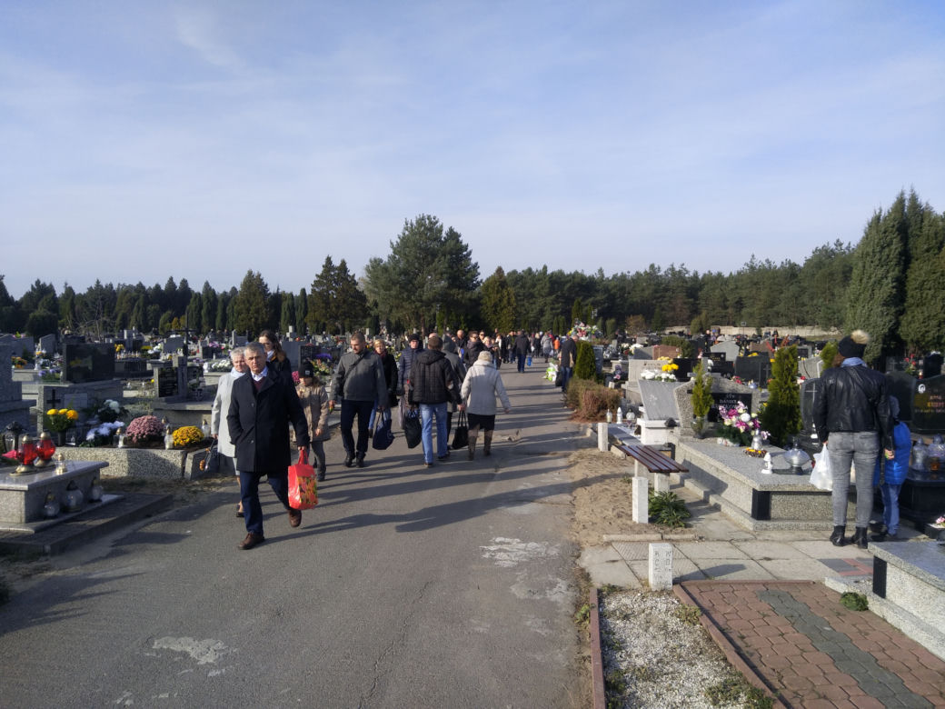 Wszystkich Świętych 2019. Radomianie tłumnie odwiedzili cmentarze [ZDJĘCIA]