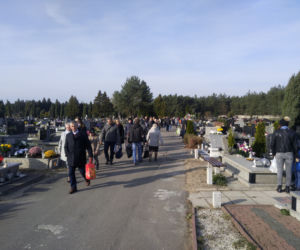 Wszystkich Świętych 2019. Radomianie tłumnie odwiedzili cmentarze [ZDJĘCIA]