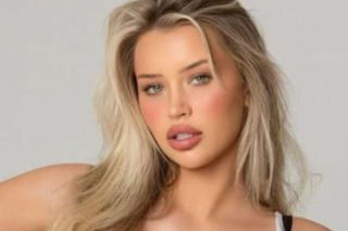 Najpiękniejsza bramkarka na świecie znów na placu gry. Biust mocno wystaje. Niesamowite ciało zjawiskowej blondynki