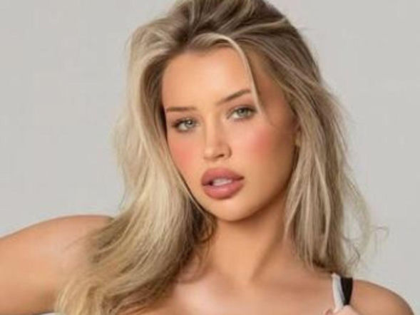 Najpiękniejsza bramkarka na świecie znów na placu gry. Biust mocno wystaje. Niesamowite ciało zjawiskowej blondynki