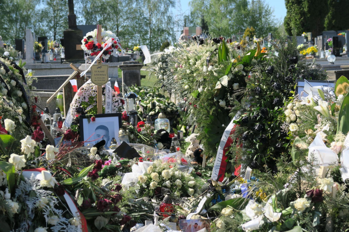 Tak wygląda grób Łukasza Litewki po pogrzebie. Ocean zniczy i kwiatów. "Ślij mi czasem uśmiech z nieba"