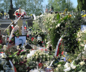 Tak wygląda grób Łukasza Litewki po pogrzebie. Ocean zniczy i kwiatów. Ślij mi czasem uśmiech z nieba