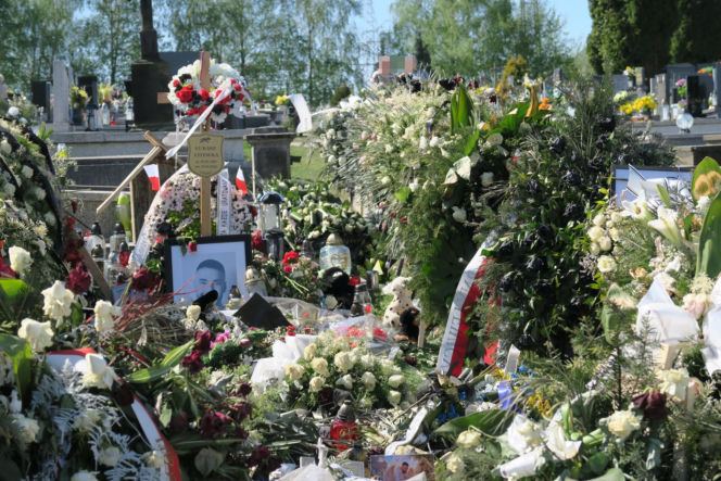 Tak wygląda grób Łukasza Litewki po pogrzebie. Ocean zniczy i kwiatów. "Ślij mi czasem uśmiech z nieba"