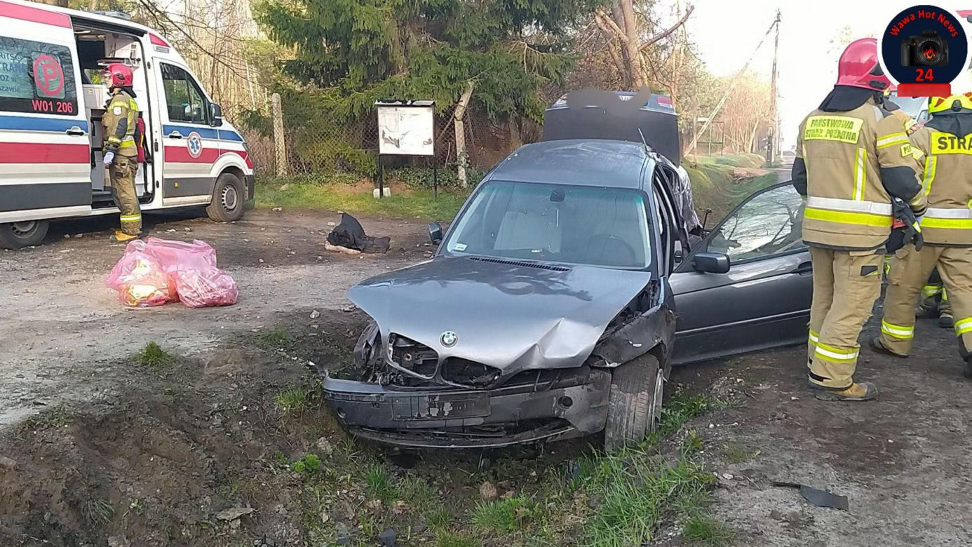 Tragedia w Tomicach. Jechali bez pasów, betonowy słup pękł jak zapałka. Są zarzuty dla młodego kierowcy