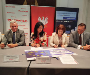 Dwie lokalne inwestycje z wysokim wsparciem unijnym. Umowy na budowę wiaduktu warszawskiego w Siedlcach i rozwój bioróżnorodności w Mrozach – już podpisane!