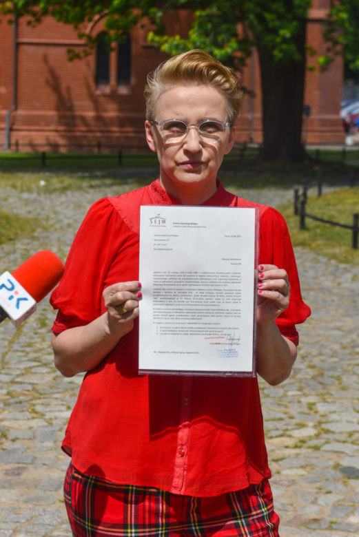 Joanna Scheuring-Wielgus pyta w Toruniu o dofinansowania dla księdza oskarżonego o pedofilię
