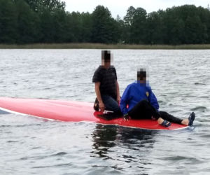 Troje żeglarzy zaliczyło wywrotkę. Akcja ratunkowa na jez. Wigry