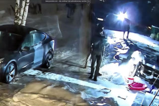 Uzbrojeni funkcjonariusze wtargnęli o świcie. YouTuber skuty przy płaczących dzieciach