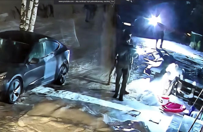 Uzbrojeni funkcjonariusze wtargnęli o świcie. YouTuber skuty przy płaczących dzieciach