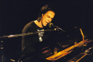 Najpierw był chaos i krzyk. Nick Cave przeszedł przez ciemność, by znaleźć zasadę, która stała się jego światłem