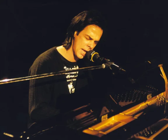 Najpierw był chaos i krzyk. Nick Cave przeszedł przez ciemność, by znaleźć zasadę, która stała się jego światłem