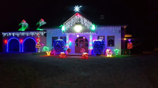 Magia Świąt w Świętokrzyskiem. Gdzie szukać najpiękniej oświetlonych domów? Rzepin i gmina Pawłów skradły show!