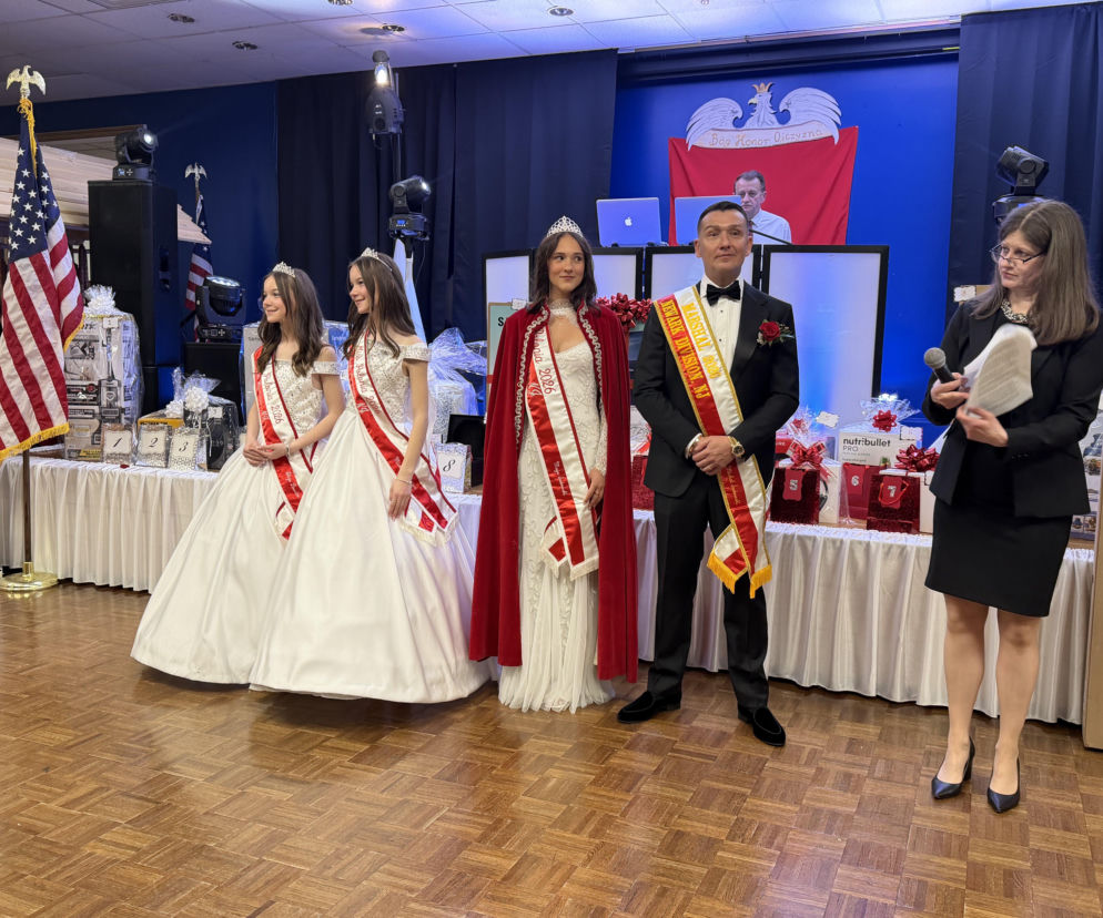 Michał Sadowski i córka Maya z szarfami kontyngentu Newark. O Paradzie Pułaskiego przeczytasz na SE USA.