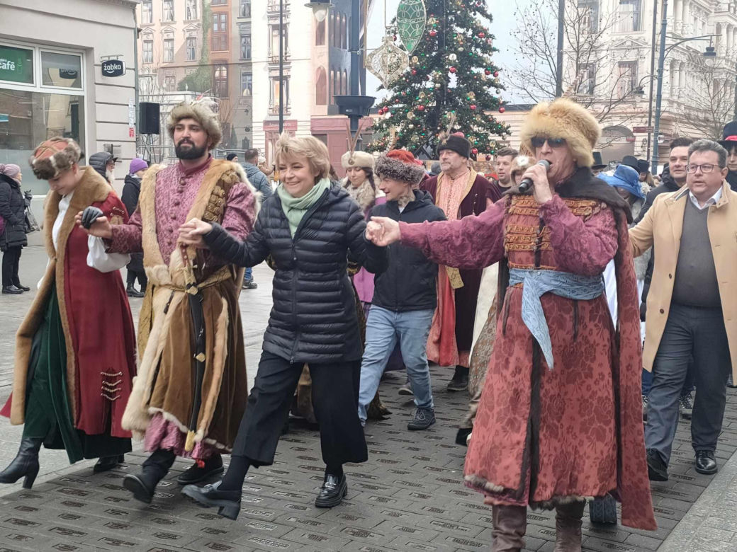 Polonez dla Łodzi. Setki łodzian we wspólnym tańcu [ZDJĘCIA]