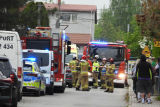 Strzały na posesji w Raszynie. Nie żyje kobieta, ciało jej partnera na cmentarzu!