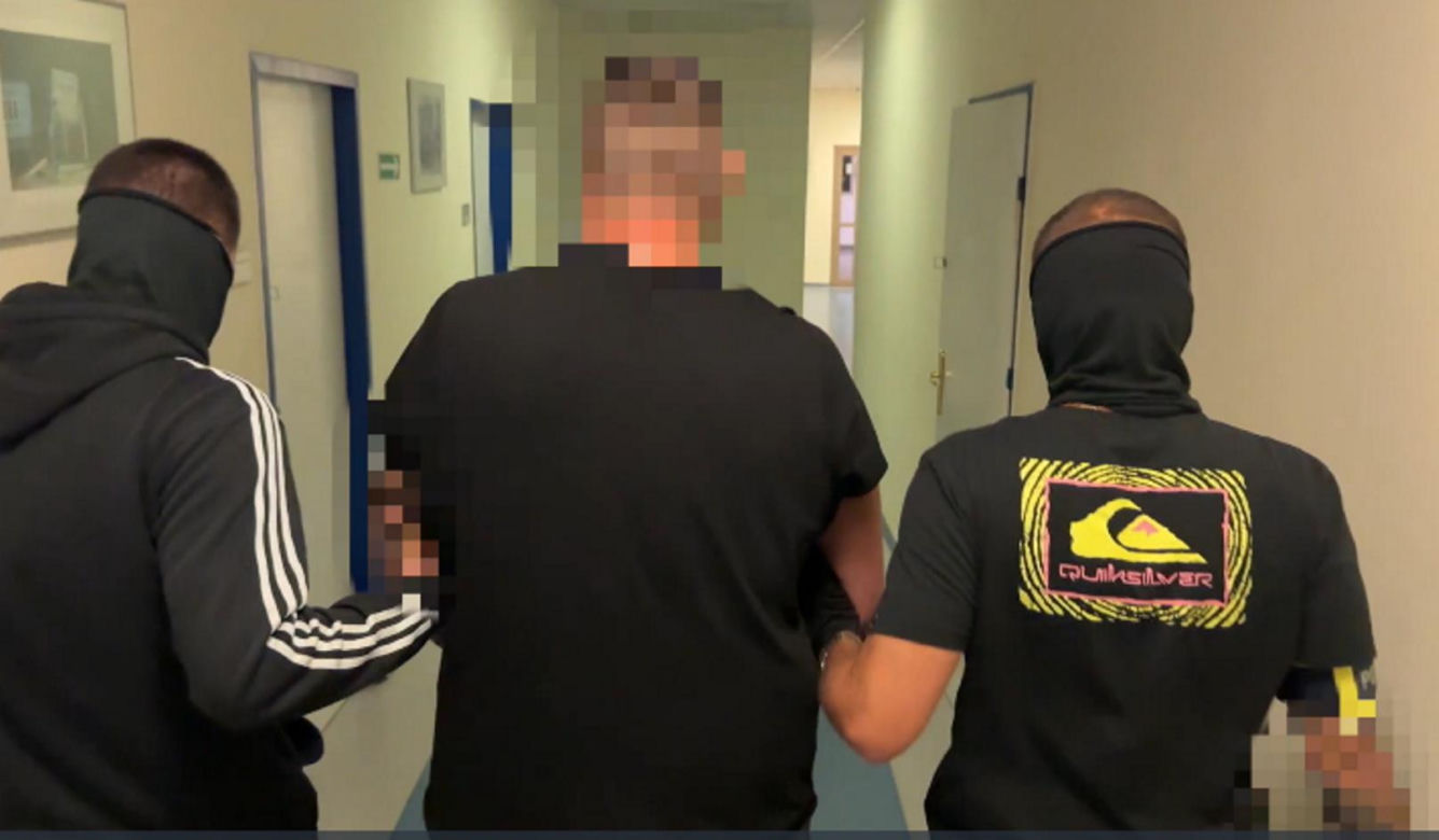 Uśmiechnięty lider gangu w rękach policji. 36-latek wpadł po latach