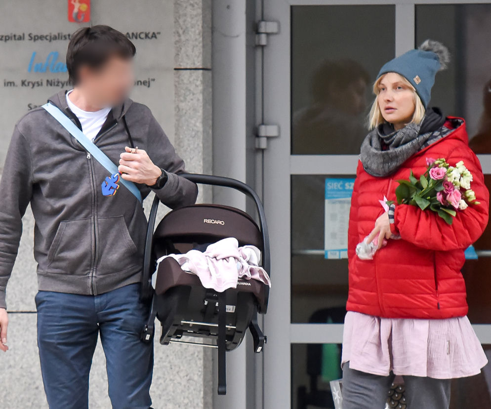 Joanna Moro z mężem i dzieckiem wychodzą po porodzie ze szpitala