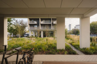 Lewitujące bloki na warszawskiej Woli. Uwolnili parter od funkcji mieszkalnej, tworząc z niego „społeczne serce założenia” 